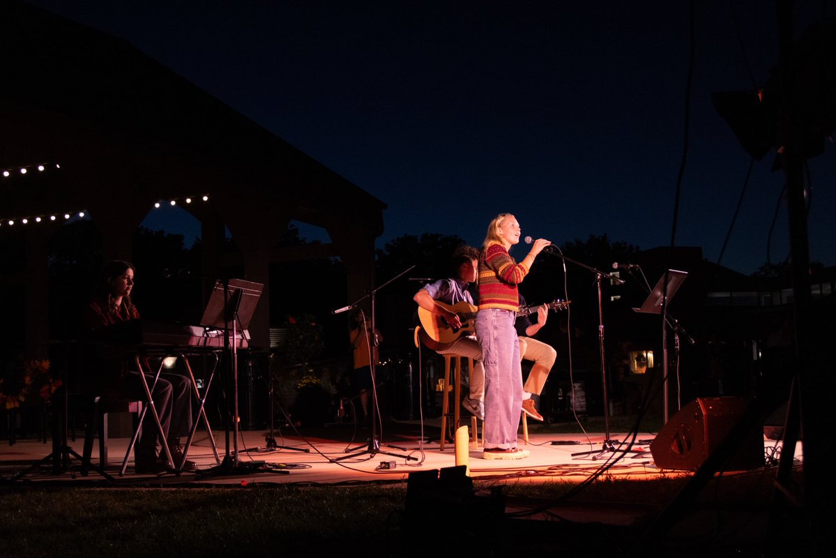 tayloru's tweet photo. Live music and a night with friends. 

Fall Fest was the perfect way to celebrate the fall season together!

#tayloruniversity #tayloru #tulifetothefull https://t.co/SfP1WVl8w0
