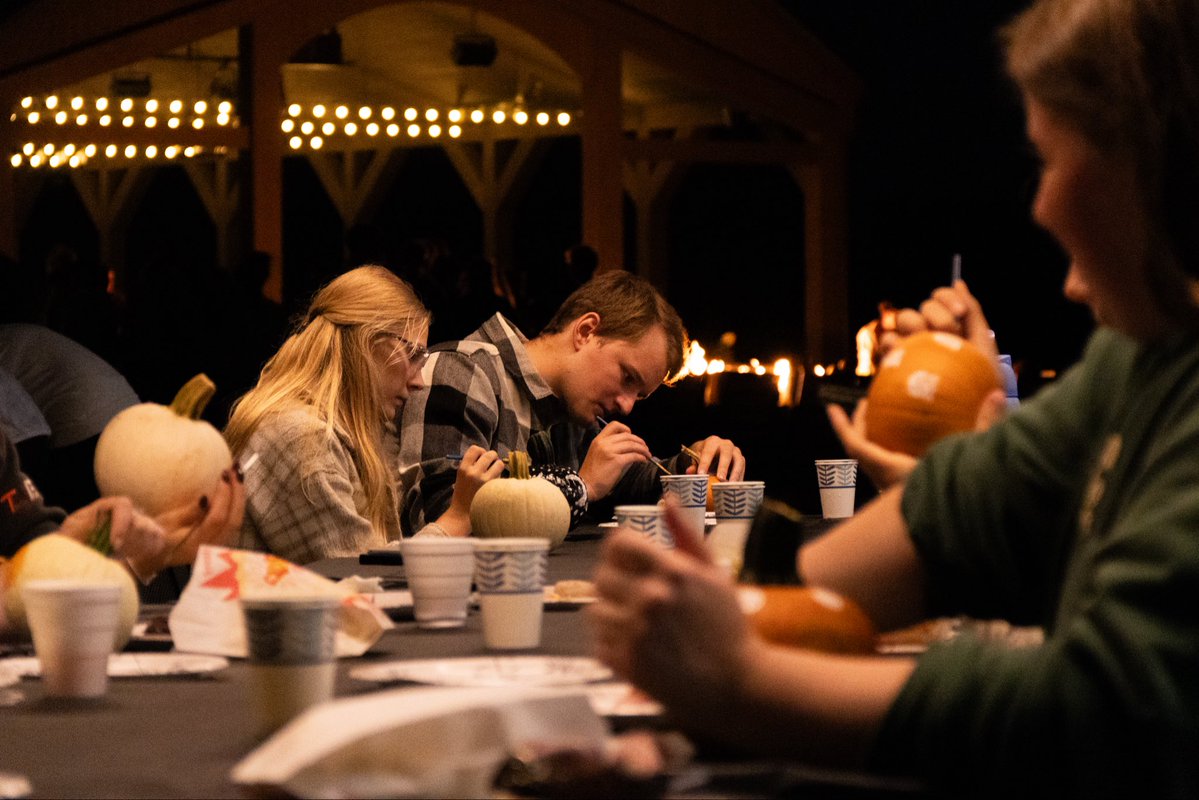 tayloru's tweet photo. Live music and a night with friends. 

Fall Fest was the perfect way to celebrate the fall season together!

#tayloruniversity #tayloru #tulifetothefull https://t.co/SfP1WVl8w0