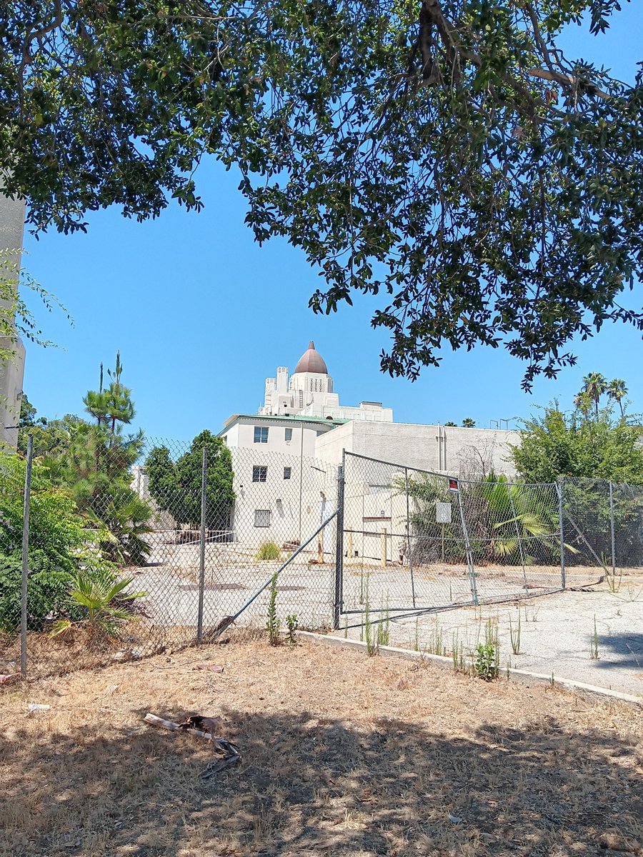 naditaAnne's tweet photo. This abandoned #hospital has more #intelligentlife in it than that fluck head. Someone arrest him already. Also, vote, vote, vote! Your life, and the last remaining pieces of our #country depends on it. Don't let him steal your #vote again. #voteblue #democracy #oldbuildings #rcc https://t.co/S9vfC1bvgc