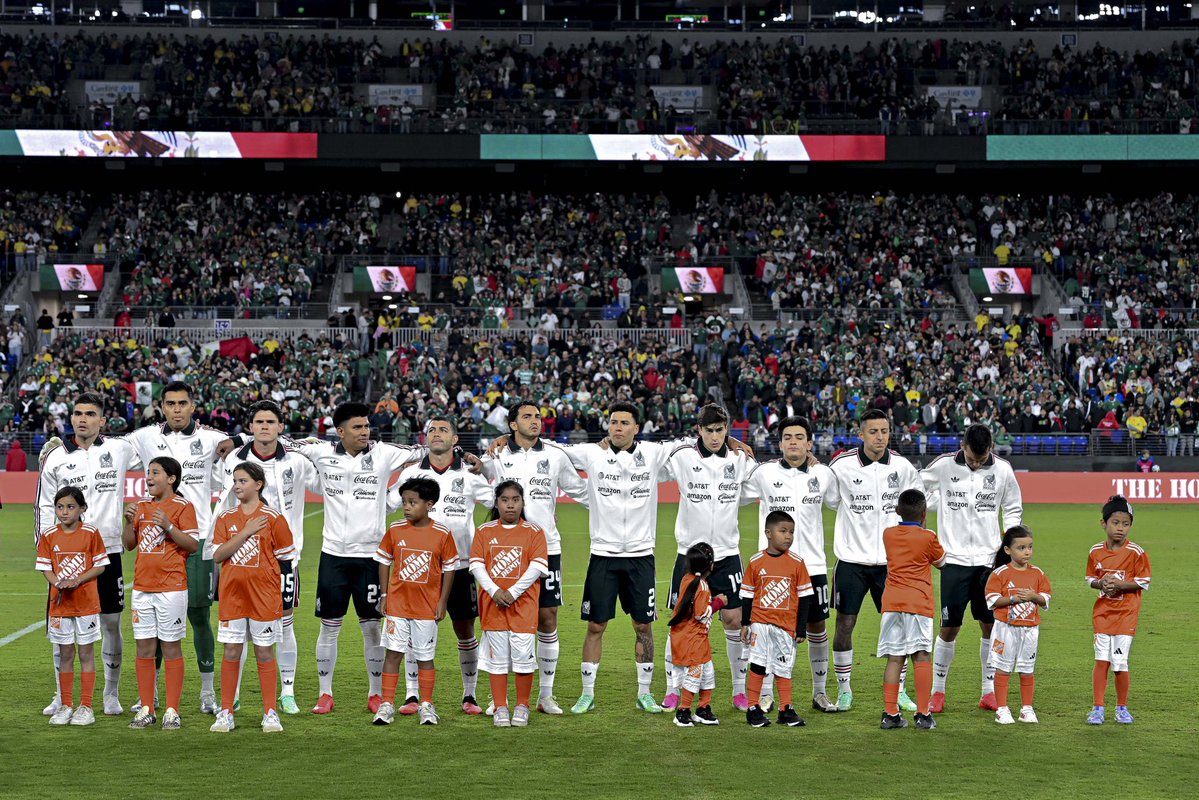 julioordz10's tweet photo. Conclusiones que dejó el empate entre México 🇲🇽 y Colombia 🇨🇴 en el debut de Rafa Márquez:

- ‘Tala’ Rangel va a ser inamovible por muchos años, es clave su juego de pies para lo que busca el equipo 
- Israel Reyes y Johan Vásquez es quizá la mejor zaga central posible de momento 
- Jorge Sánchez ya no tiene nada que hacer en la selección 
- Mateo Chávez tiene todo para asentarse como el LI titular en el nuevo ciclo 
- Erik Lira será el mediocentro titular del equipo hasta el 2030
- Luis Chávez me parece muy reemplazable en el MC, hay perfiles que sumarían más al equipo (Obed o Fidalgo)
- ‘Chucky’ puede ser un jugador aprovechable para ciertos escenarios, pero no un titular del equipo 
- ‘Piojo’ está a un nivelazo y ahora mismo es de lo mejor del equipo nacional 
- Gilberto Mora el MVP del partido, no solo por el gol si no por todo lo que genera para el equipo a partir de controles, juego asociativo y creatividad 
- ‘Hormiga’ tiene mucho que mejorar en cuanto a jugar fuera del área, asociarse y definir, en movimientos es top
- Isaías Violante es un futbolista muy aprovechable, de buen nivel y que puede competir por varias zonas del campo 
- Orbelín Pineda aún tiene mucho futbol en los botines, bien aprovechado es un buen futbolista 
- Muy positivo que Denzell García esté visto como un mediocampista más