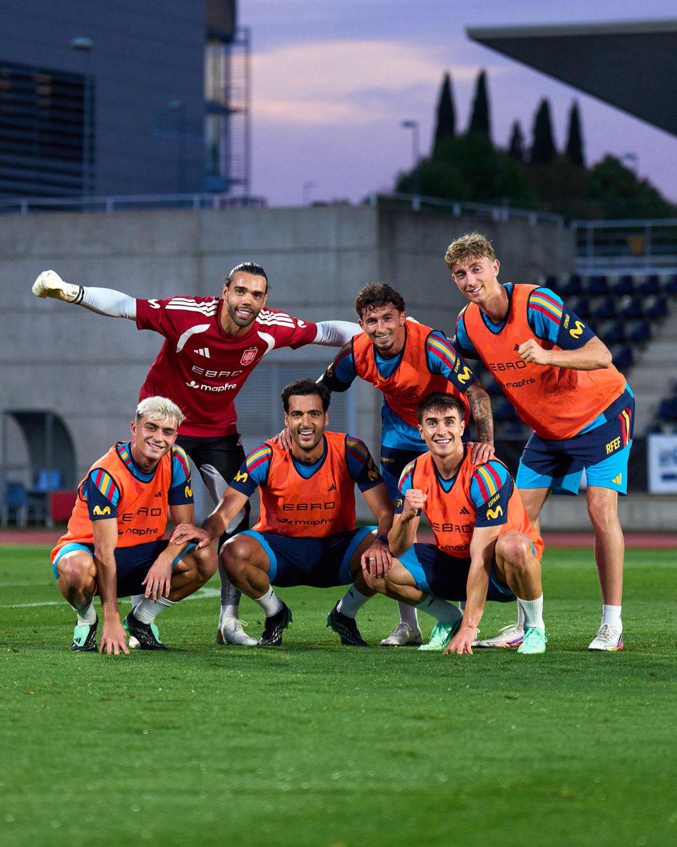 SEFutbol's tweet photo. 🫣 Aquí hay algunos que llevan mucha victoria estos días.

#VamosEspaña | #NationsLeague https://t.co/Rd9jmv69JQ