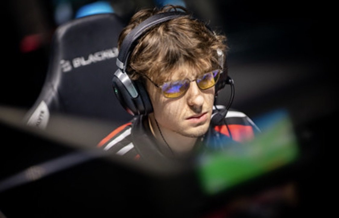 XSET's tweet photo. CARRYING NA ON HIS BACK! https://t.co/w5F0TSTu0m