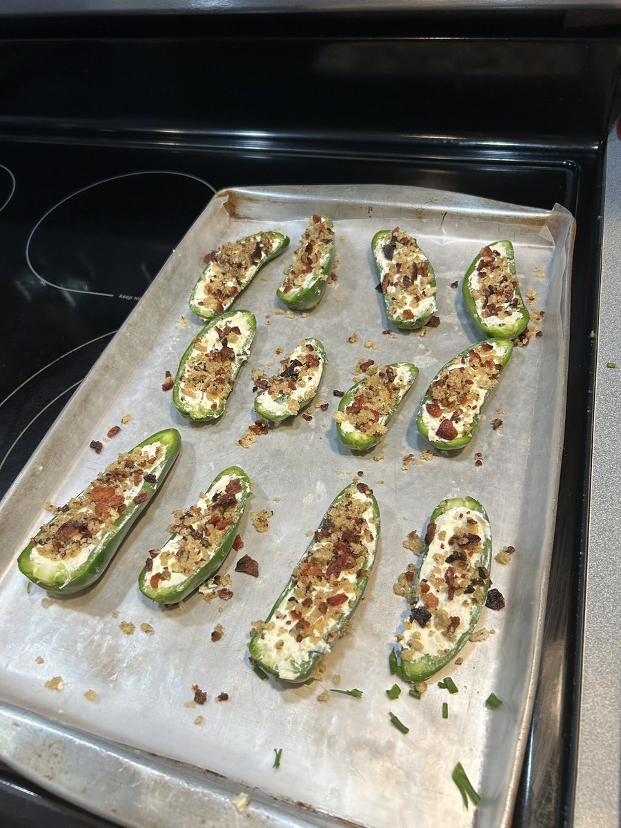DaveOBr04104737's tweet photo. Had a bunch of large Jalapeños in the garden, so I made my first batch of Jalapeño Poppers… https://t.co/z6ioRNAigV