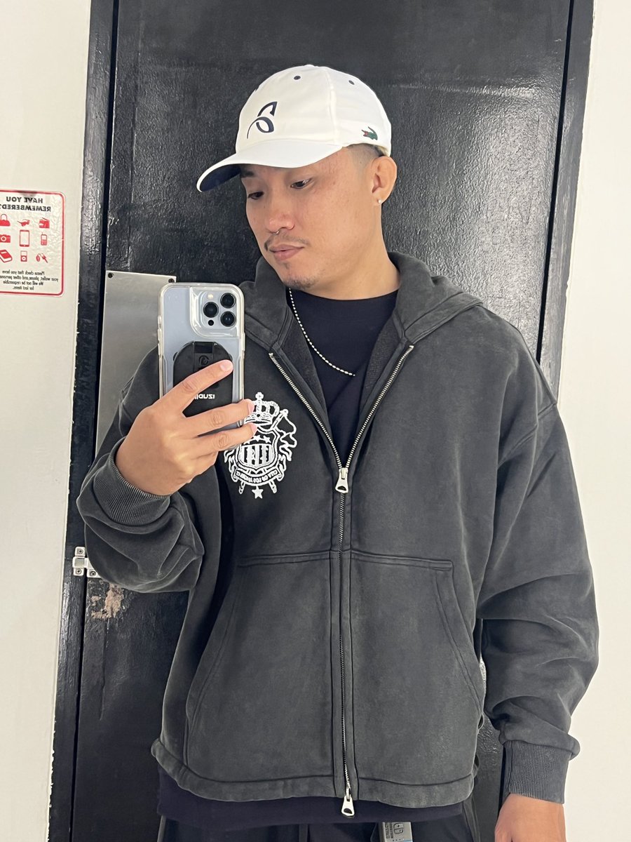 PERSONONETHAT's tweet photo. Panic buying syempre meron din si jowa para di nya ko pagalitan hahahaha dame bago sa h&amp;m ngayon. https://t.co/d2rzjA4mfJ