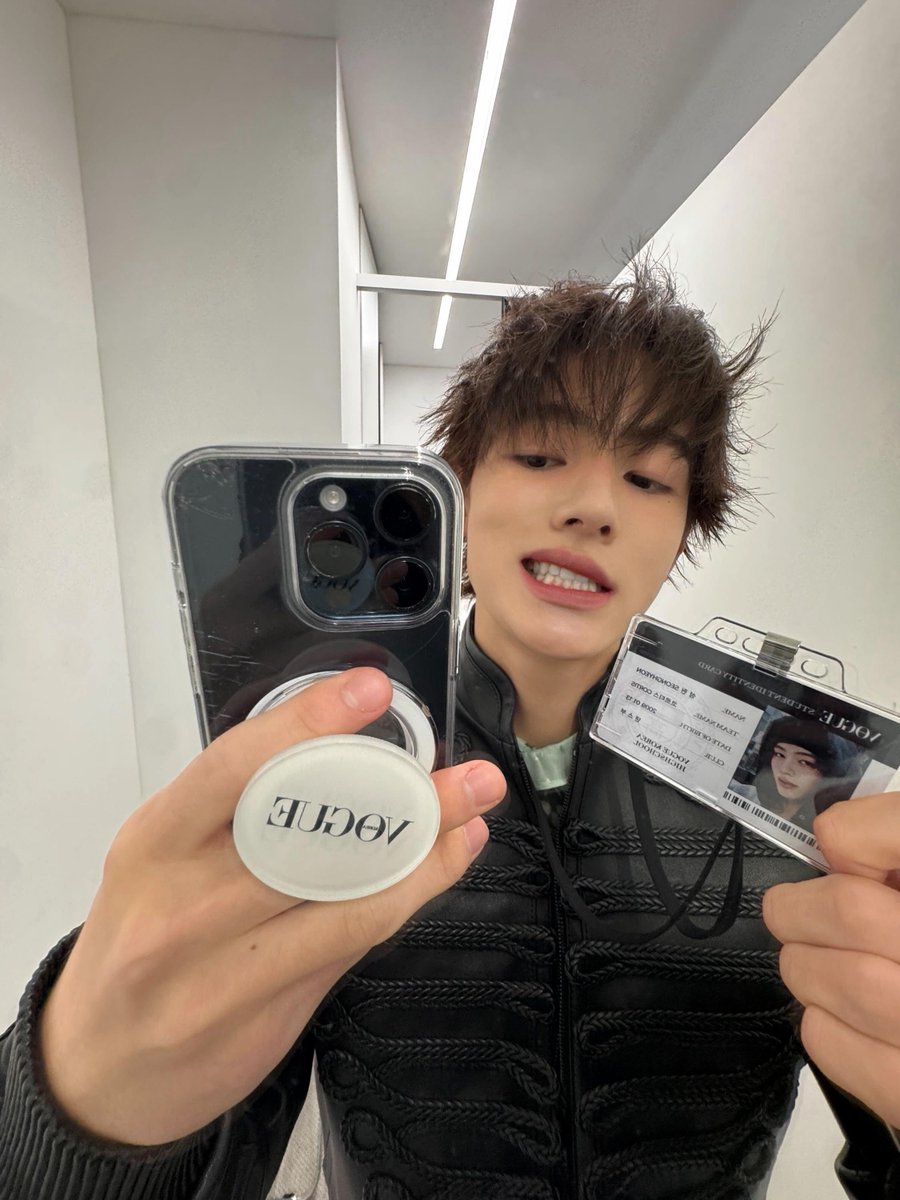 knhzzi's tweet photo. 보그 성현이  진짜진짜  강아지같고    좋음 https://t.co/cnJ3E2zNgn