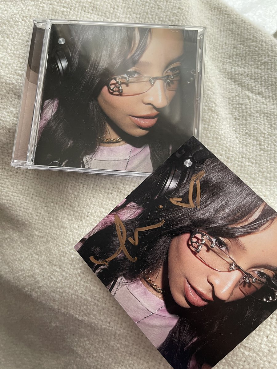 hellsqirl's tweet photo. Popstar signed CD arrived today ♡☆

Unfortunately, FedEx lost my signed vinyl 🥹 #popstar #tinashe @Tinashe #tinashepopstar https://t.co/5sKEOpUIMg