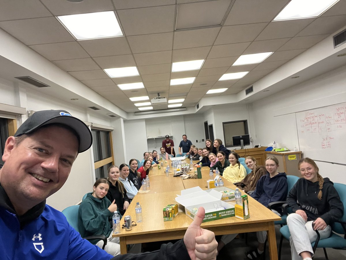 U18AAAEIB's tweet photo. Player and Staff meeting to start the season. #settinggoals #breaktheice https://t.co/cOAwdQyVoS