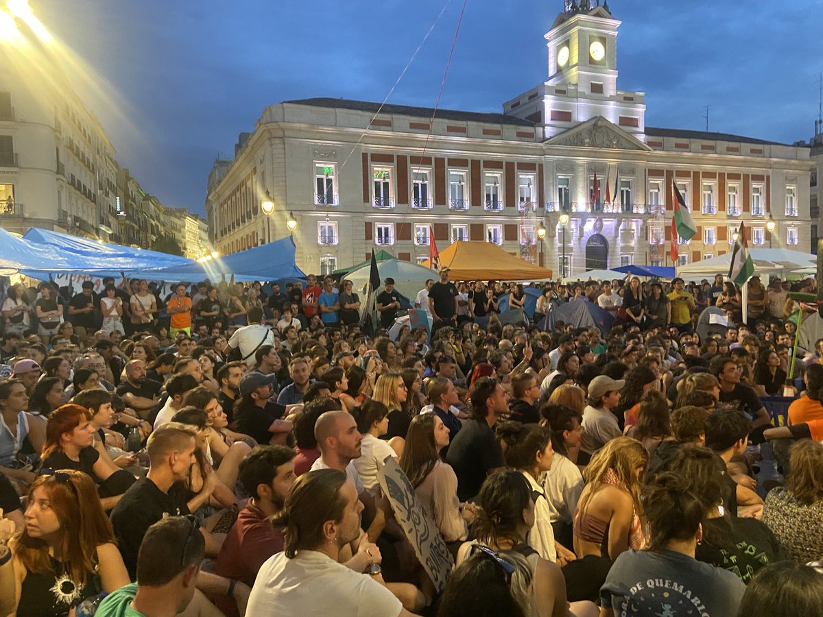 olgarodriguezfr's tweet photo. Puerta del Sol, por el derecho a la vivienda, mucho más llena que ayer. Comienzan ahora las actuaciones 

@InquilinatoMad https://t.co/kyLmlzwJGV