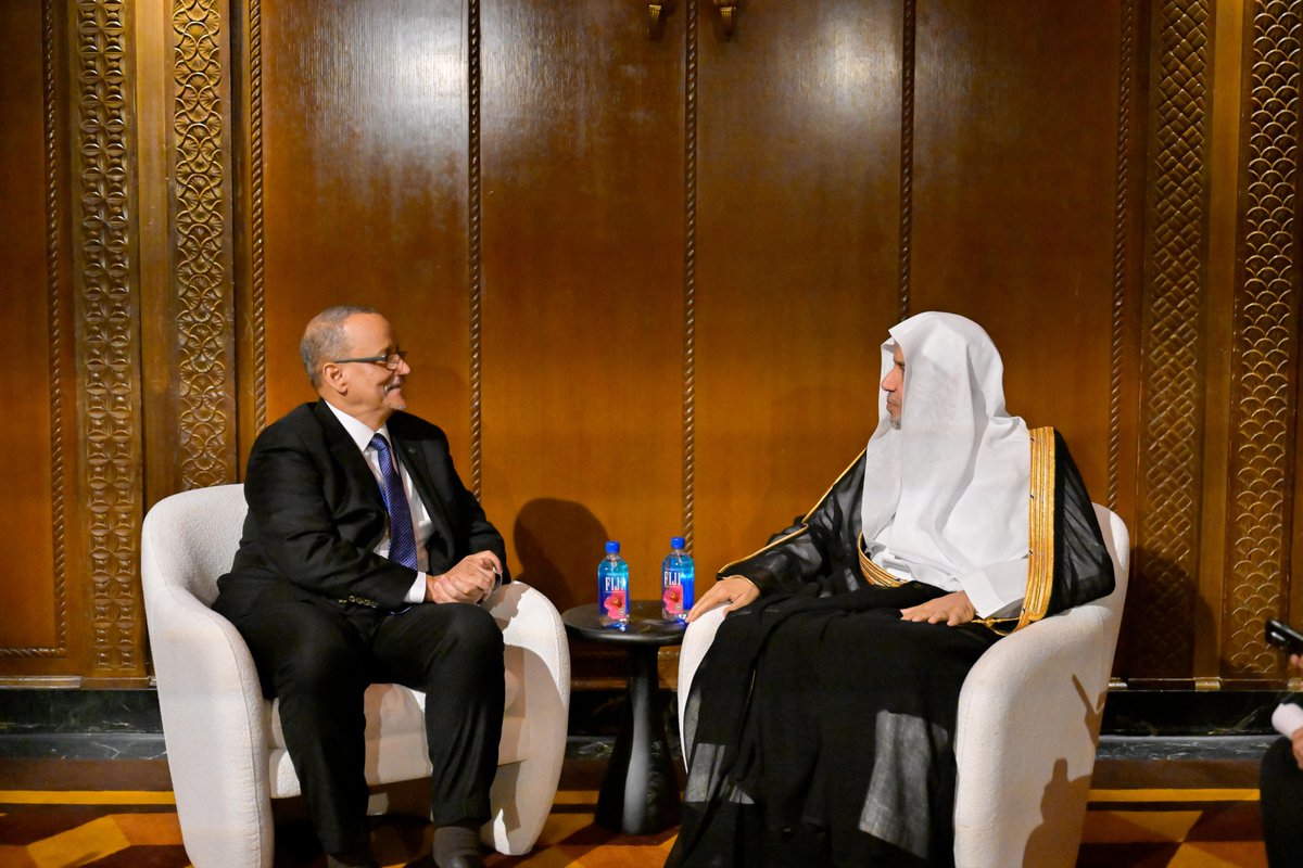 MWLOrg's tweet photo. في إطار انطلاق فعاليّة الرابطة: "الذكاء الاصطناعي للجميع"، بدعم ومشاركة الأمم المتحدة، في سياق الدورة "الحادية والثمانين" للأسبوع رفيعِ المستوى للجمعية العامّة بالأمم المتحدة في "نيويورك".

التقى معالي الأمين العامّ، رئيسُ هيئة علماء المسلمين، فضيلةُ الشيخ د.#محمد_العيسى @MhmdAlissa، في مدينة "نيويورك" الأمريكية، معاليَ الأمين العام لمنظمة التعاوُن الإسلامي، السيّد إسماعيل ولد الشيخ أحمد.
وجرى خلالَ اللقاءِ مُناقشةُ عددٍ من الموضوعات ذات التعاوُن المُشترَك.