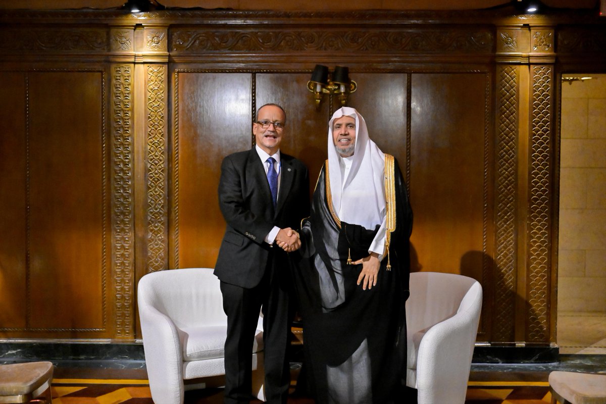 MWLOrg's tweet photo. في إطار انطلاق فعاليّة الرابطة: "الذكاء الاصطناعي للجميع"، بدعم ومشاركة الأمم المتحدة، في سياق الدورة "الحادية والثمانين" للأسبوع رفيعِ المستوى للجمعية العامّة بالأمم المتحدة في "نيويورك".

التقى معالي الأمين العامّ، رئيسُ هيئة علماء المسلمين، فضيلةُ الشيخ د.#محمد_العيسى @MhmdAlissa، في مدينة "نيويورك" الأمريكية، معاليَ الأمين العام لمنظمة التعاوُن الإسلامي، السيّد إسماعيل ولد الشيخ أحمد.
وجرى خلالَ اللقاءِ مُناقشةُ عددٍ من الموضوعات ذات التعاوُن المُشترَك.