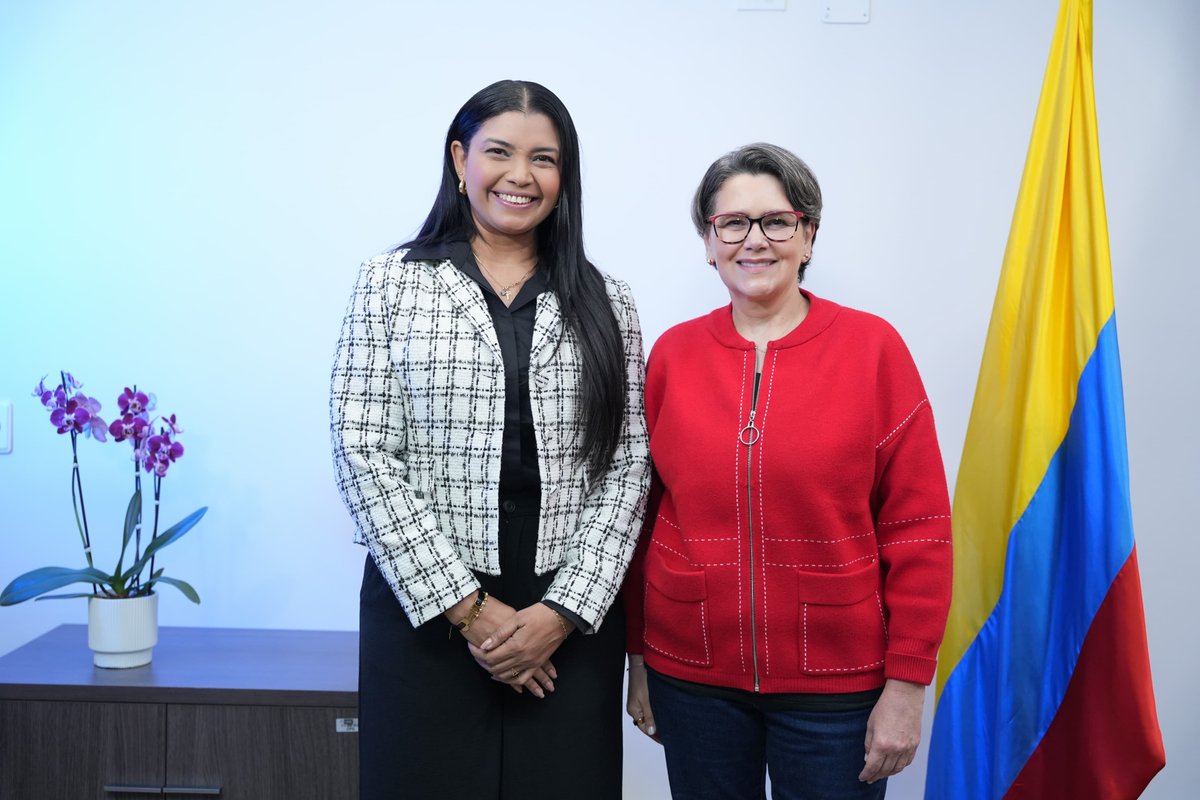 ProsperidadCol's tweet photo. Nueva gerente en la regional #Cesar. 

Noreida Yeslith Solano Chica es Ingeniera Ambiental y Sanitaria, especialista en Desarrollo Social y magíster en Negociación y Manejo de Conflictos. Ha liderado procesos de diálogo social, relacionamiento comunitario, consulta previa y desarrollo territorial, especialmente con comunidades indígenas y afrodescendientes. Cuenta con más de 15 años de experiencia trabajando de cerca con comunidades, organizaciones y actores del territorio. “Acercaré Prosperidad Social a los 25 municipios del Cesar, articularé esfuerzos y convertiré las políticas sociales en oportunidades reales para las familias”.