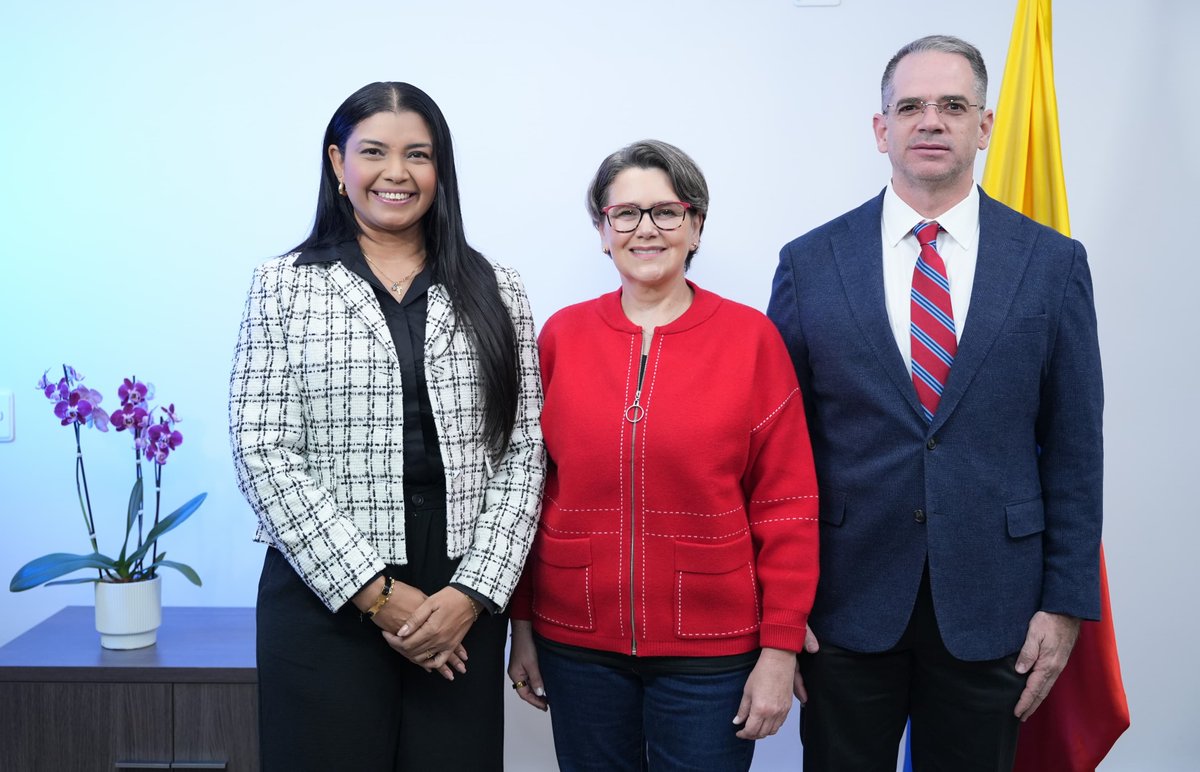 ProsperidadCol's tweet photo. Nueva gerente en la regional #Cesar. 

Noreida Yeslith Solano Chica es Ingeniera Ambiental y Sanitaria, especialista en Desarrollo Social y magíster en Negociación y Manejo de Conflictos. Ha liderado procesos de diálogo social, relacionamiento comunitario, consulta previa y desarrollo territorial, especialmente con comunidades indígenas y afrodescendientes. Cuenta con más de 15 años de experiencia trabajando de cerca con comunidades, organizaciones y actores del territorio. “Acercaré Prosperidad Social a los 25 municipios del Cesar, articularé esfuerzos y convertiré las políticas sociales en oportunidades reales para las familias”.