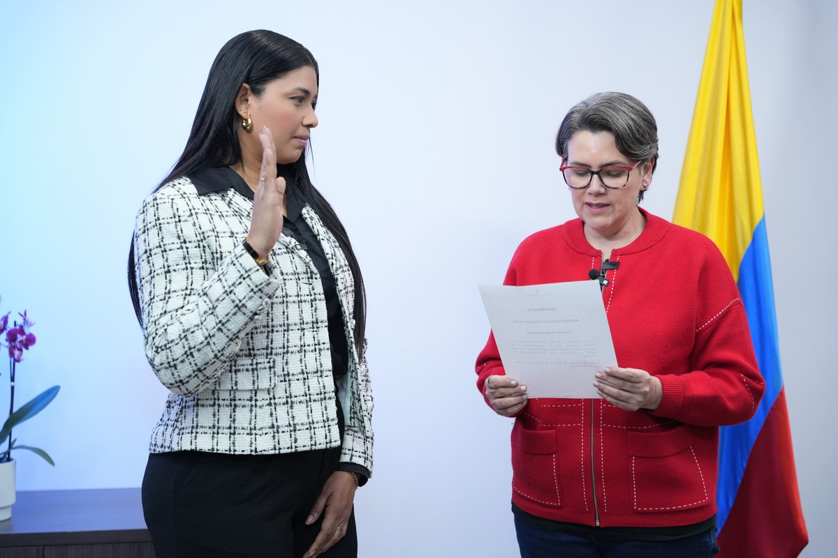 ProsperidadCol's tweet photo. Nueva gerente en la regional #Cesar. 

Noreida Yeslith Solano Chica es Ingeniera Ambiental y Sanitaria, especialista en Desarrollo Social y magíster en Negociación y Manejo de Conflictos. Ha liderado procesos de diálogo social, relacionamiento comunitario, consulta previa y desarrollo territorial, especialmente con comunidades indígenas y afrodescendientes. Cuenta con más de 15 años de experiencia trabajando de cerca con comunidades, organizaciones y actores del territorio. “Acercaré Prosperidad Social a los 25 municipios del Cesar, articularé esfuerzos y convertiré las políticas sociales en oportunidades reales para las familias”.