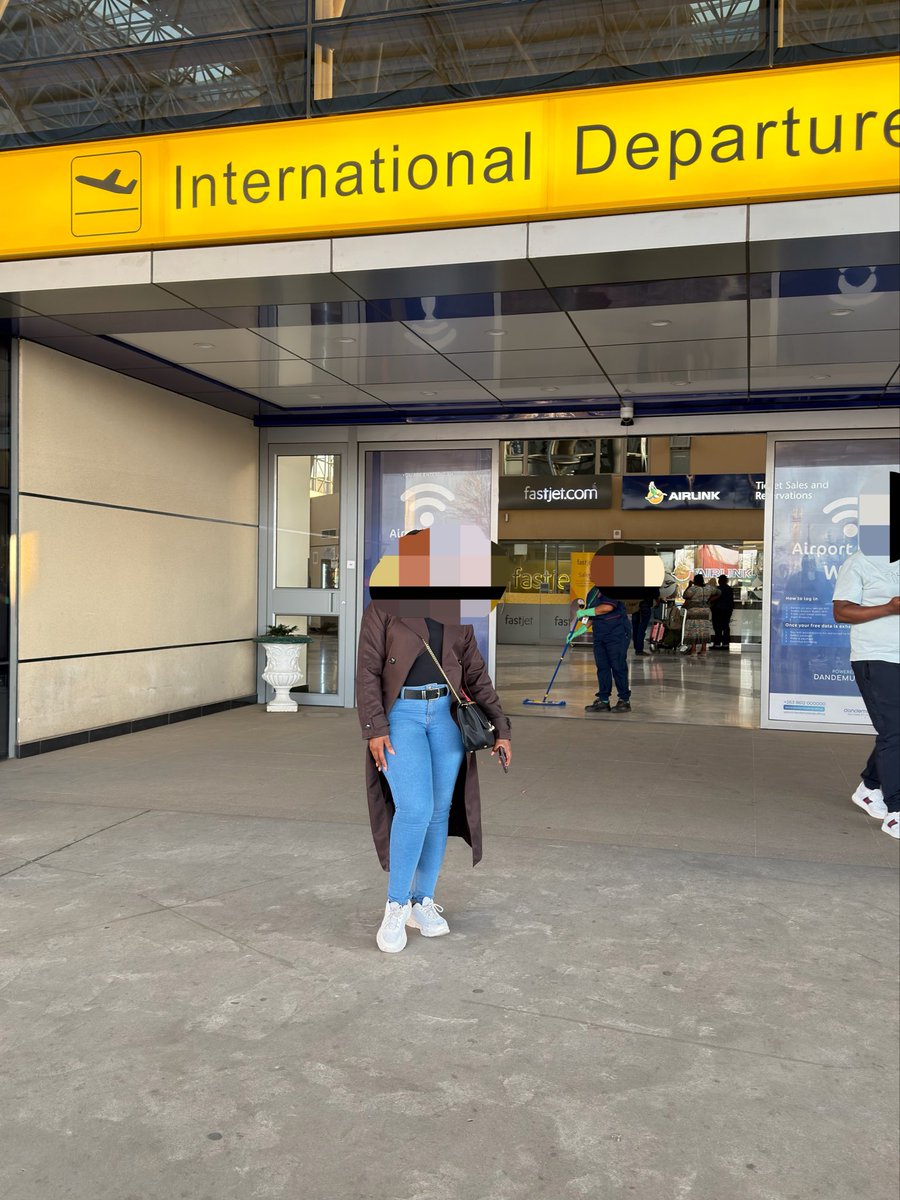 Bevnashe's tweet photo. To the lady who requested that I take pictures of her while she was rushing to check in on Friday—kindly DM me. I still have your photos. https://t.co/BFOXPLmNl9