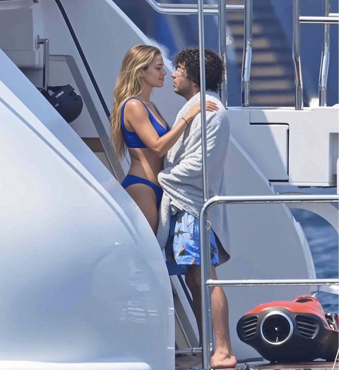 lisssa046's tweet photo. Selena Gomez went live on Instagram earlier today, visibly in tears, and said her marriage has officially ended.She said Benny had started acting strangely and even changed the lock code on his device. He claimed he was away handling work, but she received a DM from an anonymous account showing a photo of him with a young Brazilian woman in her twenties. “My heart is completely shattered,” she said. “I truly believed I had found someone I could build a future with.”💔💔💔