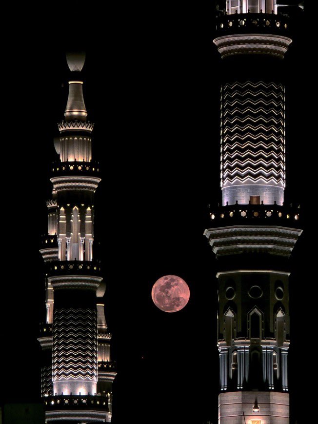 saudipopular's tweet photo. القمر من سماء المدينة المنورة 🤍 https://t.co/ck3qX8V32M
