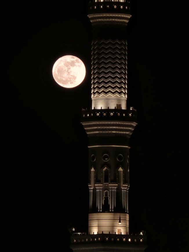 saudipopular's tweet photo. القمر من سماء المدينة المنورة 🤍 https://t.co/ck3qX8V32M