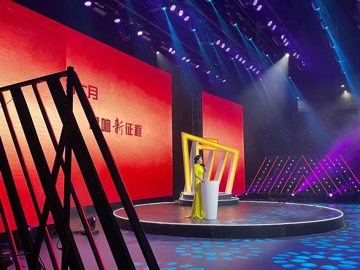 Houghgv6's tweet photo. Qué noche genial grabando el nuevo concurso de variedades! Ahora soy parte del equipo de jurados, no te pierdas el próximo episodio! https://t.co/pDiUE0mP9Q