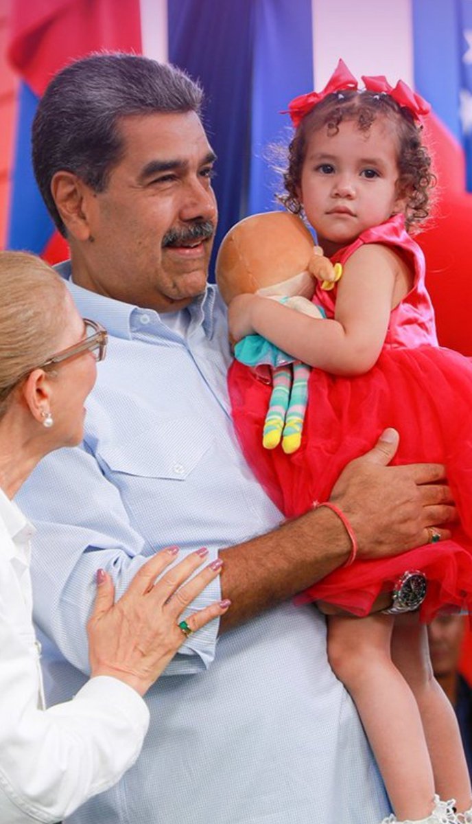 monagasven's tweet photo. Nicolás Maduro la rescato de las GARRAS DE EEUU 🇺🇲 

NO LO OLVDEN https://t.co/81qP8QqlgK