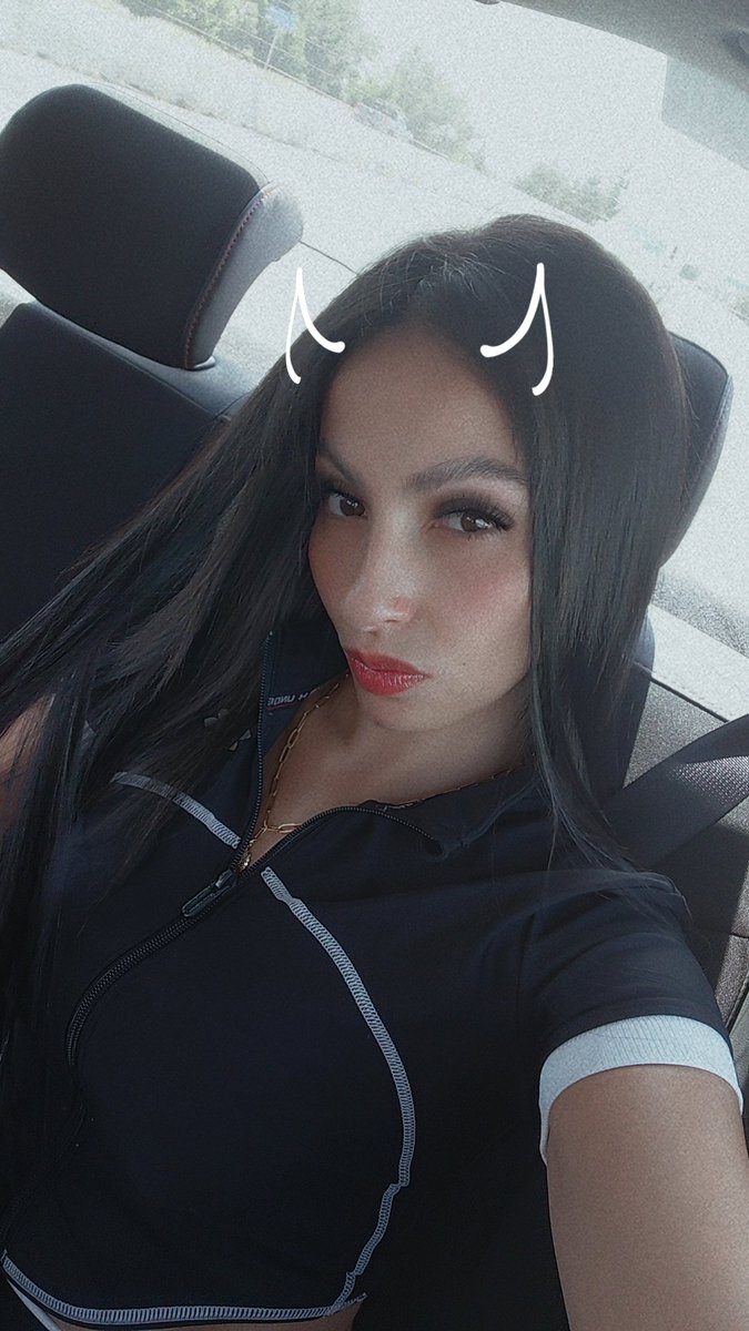 Ximenamilan1424's tweet photo. 🐰 Traigo la sonrisa puesta, buenas vibras y todo el tiempo del mundo para llenar tu día de besos 💋🔥 https://t.co/9K6gNGtFnR