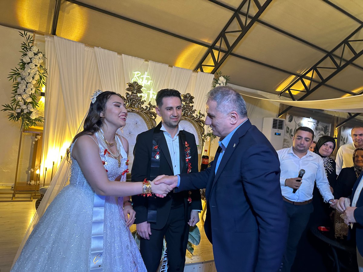 saffetbozkurt67's tweet photo. Çağla ve İbrahim’in düğününde genç çiftimizin en mutlu günlerinden birine şahitlik ettik.

Bu güzel gün vesilesiyle Akyüz ve Keskin ailelerini tebrik ediyorum. Genç çiftimize sevgi ve muhabbetle kurulmuş, huzur dolu bir yuva diliyorum.

📍 Kdz. Ereğli https://t.co/4ESQkWpW67