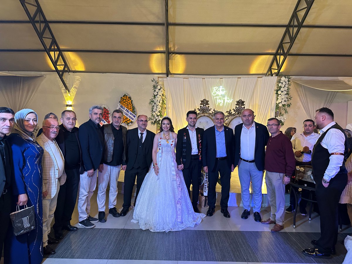 saffetbozkurt67's tweet photo. Çağla ve İbrahim’in düğününde genç çiftimizin en mutlu günlerinden birine şahitlik ettik.

Bu güzel gün vesilesiyle Akyüz ve Keskin ailelerini tebrik ediyorum. Genç çiftimize sevgi ve muhabbetle kurulmuş, huzur dolu bir yuva diliyorum.

📍 Kdz. Ereğli https://t.co/4ESQkWpW67