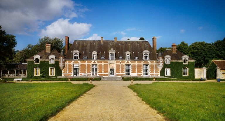 ThereseBaillard's tweet photo. Le #château du Tertre construit au XVIIème, dans l’#Orne, en #Normandie a été la propriété de Roger #MartinduGard où il vécut de 1925 à sa mort en 1958. Il y reçut André #Gide, André #Malraux, Albert #Camus, Jacques #Copeau et bien d'autres se rattachant à la création de la #NRF. https://t.co/33rz9RXfq7