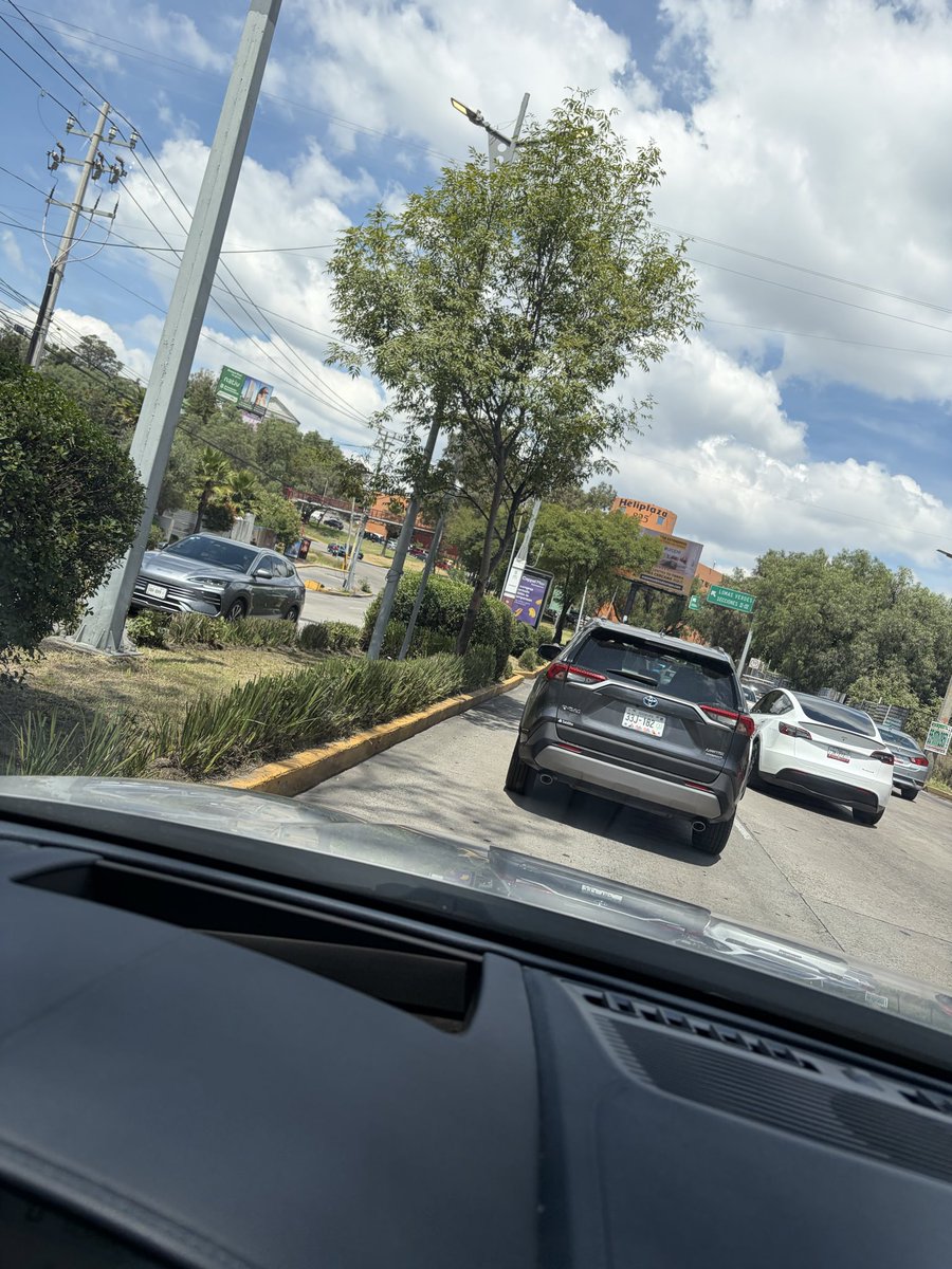 hvallejoB's tweet photo. @GobNau porque no arreglan la zanja que hicieron para llegar a la cúspide, lleva días abierta y ocasiona mucho tráfico y accidentes https://t.co/Vf2Fmj6Y1M