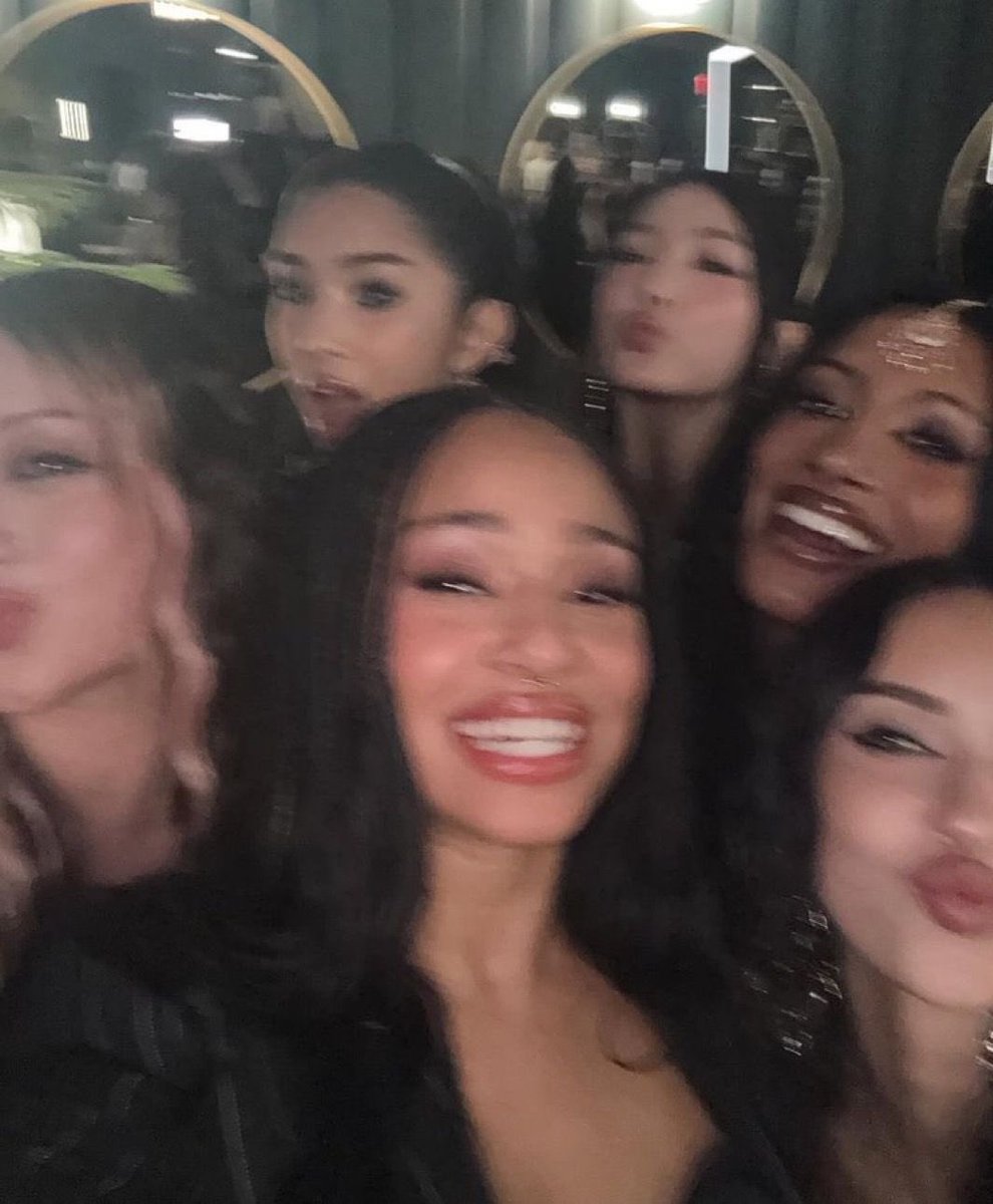 kissmelaforteza's tweet photo. vmas again but not this vmas https://t.co/Njg7SNurUf