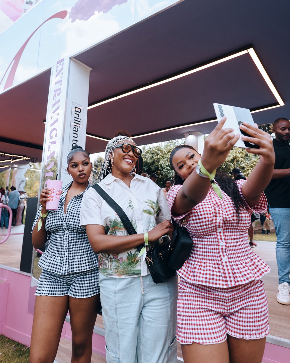 SamDhlam's tweet photo. Kumnandi kwa Galaxy Hangout Imaginairum shame, angifuni ukungasho!
Playing around with the Galaxy Z8 Series is so much fun!
#GalaxyZFold8 #LMC #SamsungMobileSA #AD @SamsungMobileSA https://t.co/9bIYNbX3rg
