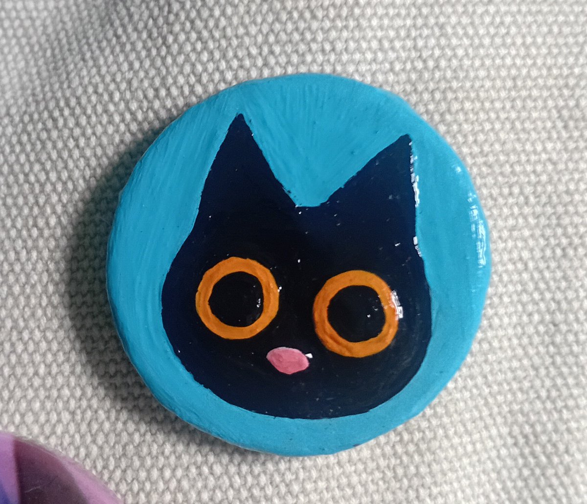 L1rio_02's tweet photo. Bottons que pintei a mão:
 -Sr. Meia noite, de Fran Bow
 -Máscara do Sal, de Sally Face

 •E a logo da banda Sanity's Fall, também de Sally Face, que fiz o broche do zero com tampinha de garrafa e alfinete :)

#FranBow #sallyface https://t.co/ziy3ZmtMtM