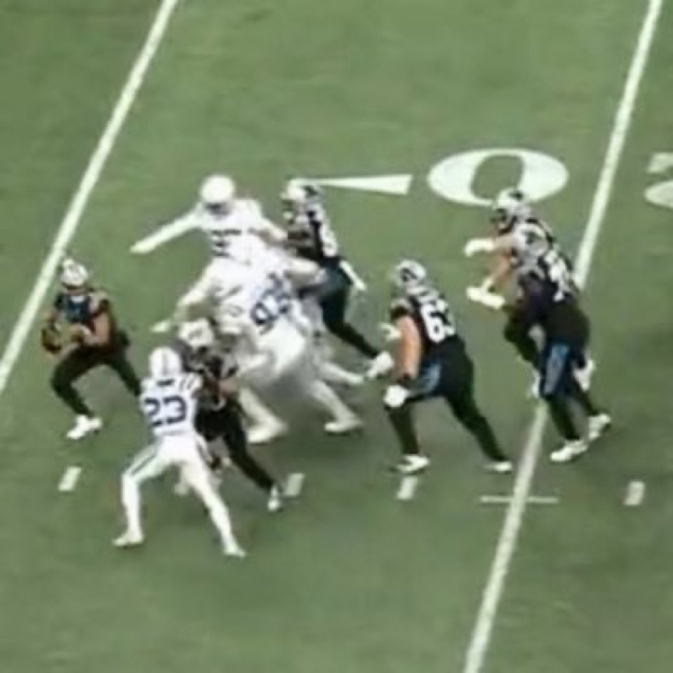 ThomasWrrld's tweet photo. our offensive line this season https://t.co/KcE7dKM6iV