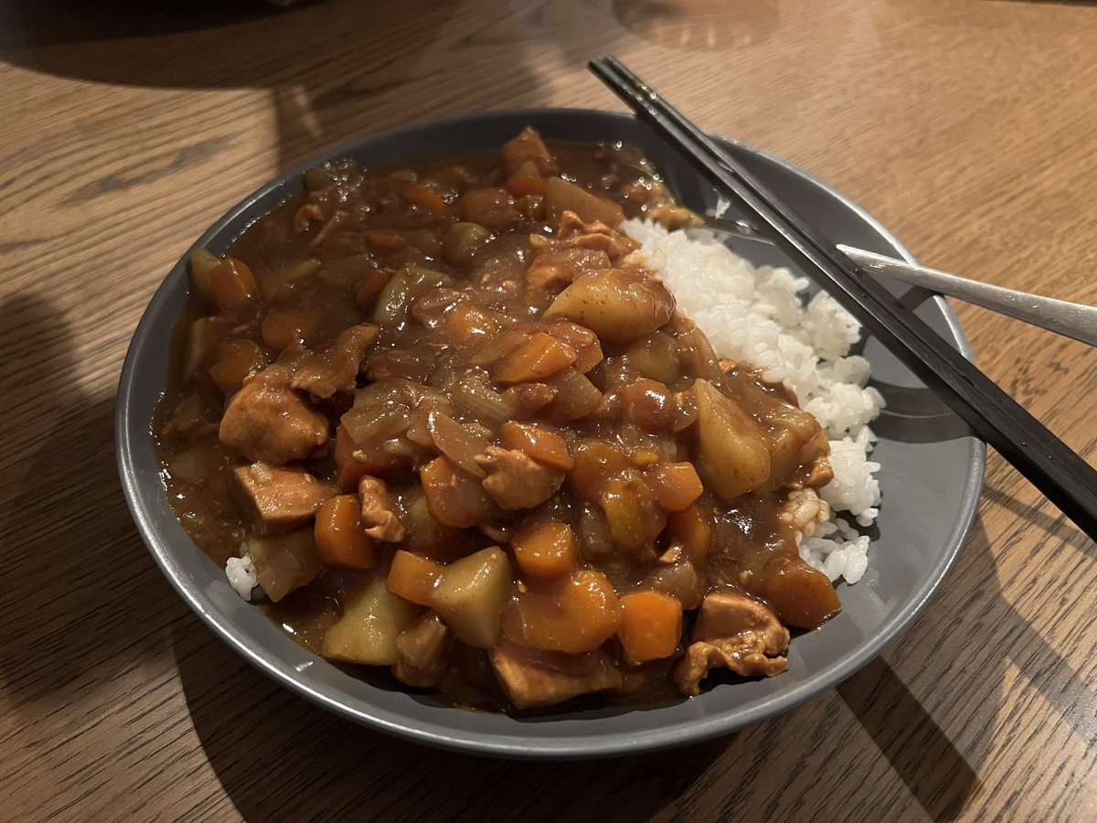 tabidouga810's tweet photo. ダブリン🇮🇪での自炊生活

欧州生活では、毎日外食をしていると物価高ですぐに破産します。ですがスーパーで材料を購入し、自炊すれば日本と大差はありません。

1人前パスタ約3.5€(630円)や、カレー約4€(720円)を自分で作ったり、時にはシェアハウスの大家さんから料理をご馳走してもらうことも。 https://t.co/TqLyvhXyDe