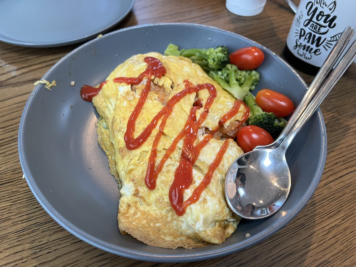 tabidouga810's tweet photo. ダブリン🇮🇪での自炊生活

欧州生活では、毎日外食をしていると物価高ですぐに破産します。ですがスーパーで材料を購入し、自炊すれば日本と大差はありません。

1人前パスタ約3.5€(630円)や、カレー約4€(720円)を自分で作ったり、時にはシェアハウスの大家さんから料理をご馳走してもらうことも。 https://t.co/TqLyvhXyDe