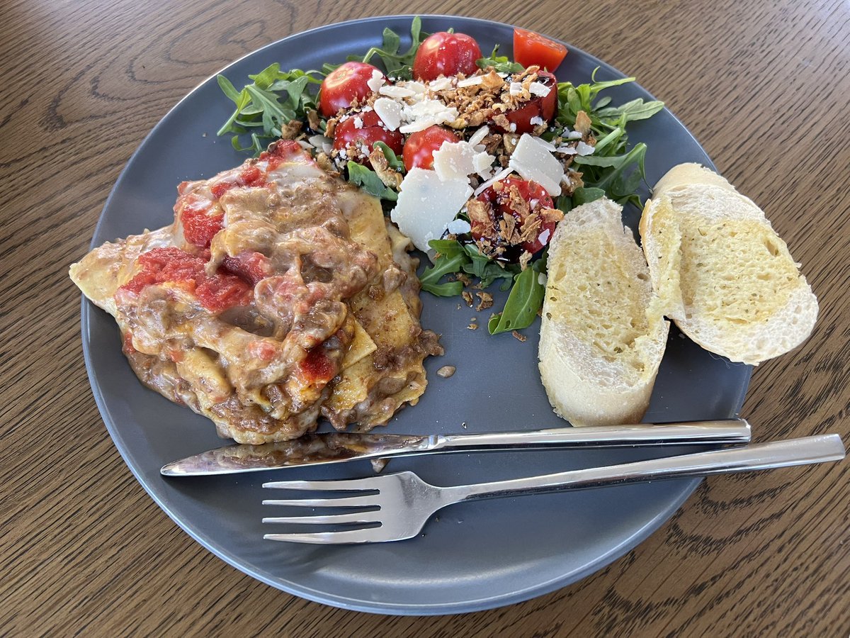 tabidouga810's tweet photo. ダブリン🇮🇪での自炊生活

欧州生活では、毎日外食をしていると物価高ですぐに破産します。ですがスーパーで材料を購入し、自炊すれば日本と大差はありません。

1人前パスタ約3.5€(630円)や、カレー約4€(720円)を自分で作ったり、時にはシェアハウスの大家さんから料理をご馳走してもらうことも。 https://t.co/TqLyvhXyDe