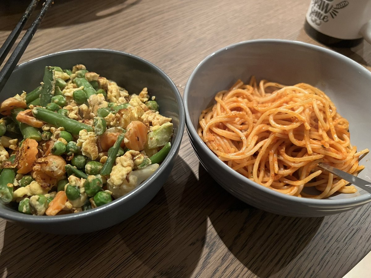 tabidouga810's tweet photo. ダブリン🇮🇪での自炊生活

欧州生活では、毎日外食をしていると物価高ですぐに破産します。ですがスーパーで材料を購入し、自炊すれば日本と大差はありません。

1人前パスタ約3.5€(630円)や、カレー約4€(720円)を自分で作ったり、時にはシェアハウスの大家さんから料理をご馳走してもらうことも。 https://t.co/TqLyvhXyDe