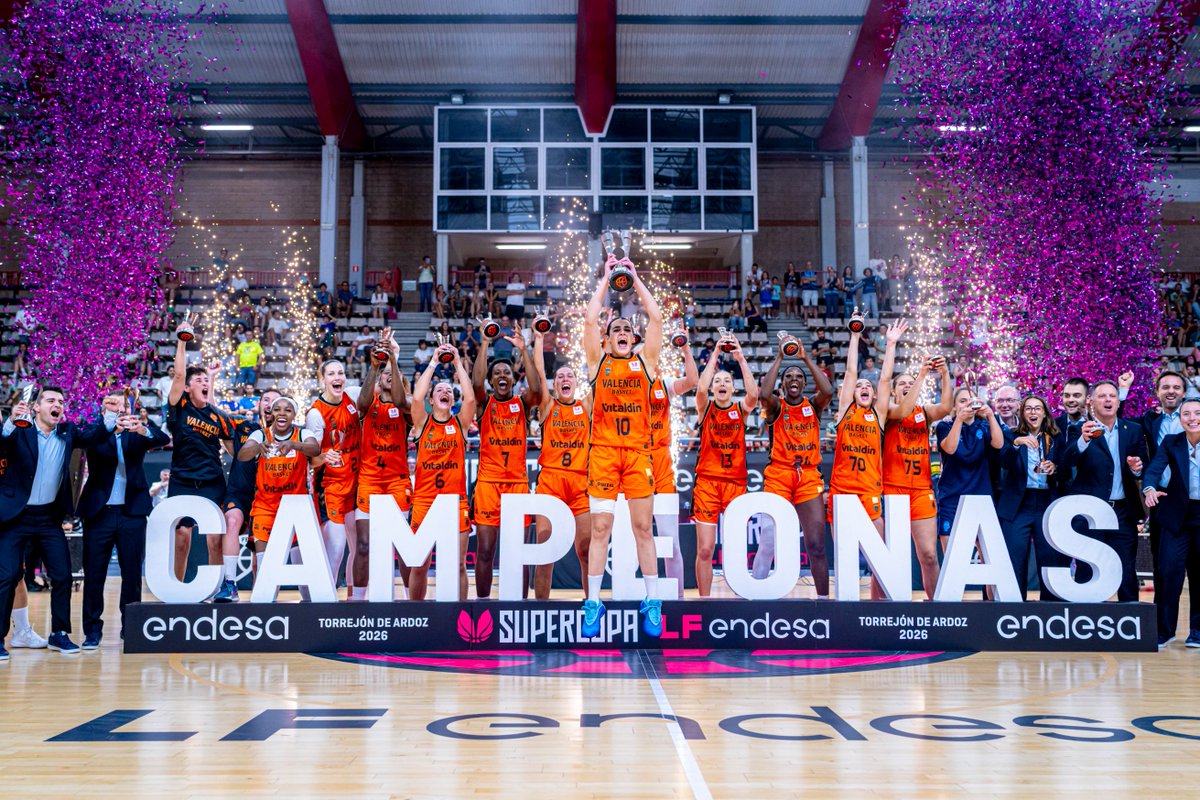 valenciabasket's tweet photo. 📸 LA FOTO 🧡🏆

🏆 Final #SupercopaLFEndesa
🟠 @valenciabasket 76
🔵 @basketleganes 64
🤝 @hummelspain 

Cas 👉 Valencia Basket levanta su cuarta Supercopa LF Endesa
https://t.co/KVxczhWMJC

Val 👉 Valencia Basket alça la seua quarta Supercopa LF Endesa
https://t.co/9Lappj2yLy

Eng 👉 Valencia Basket lifts its fourth Supercopa LF Endesa
https://t.co/RkrhMU02ul

📷 Alberto Nevado / FEB