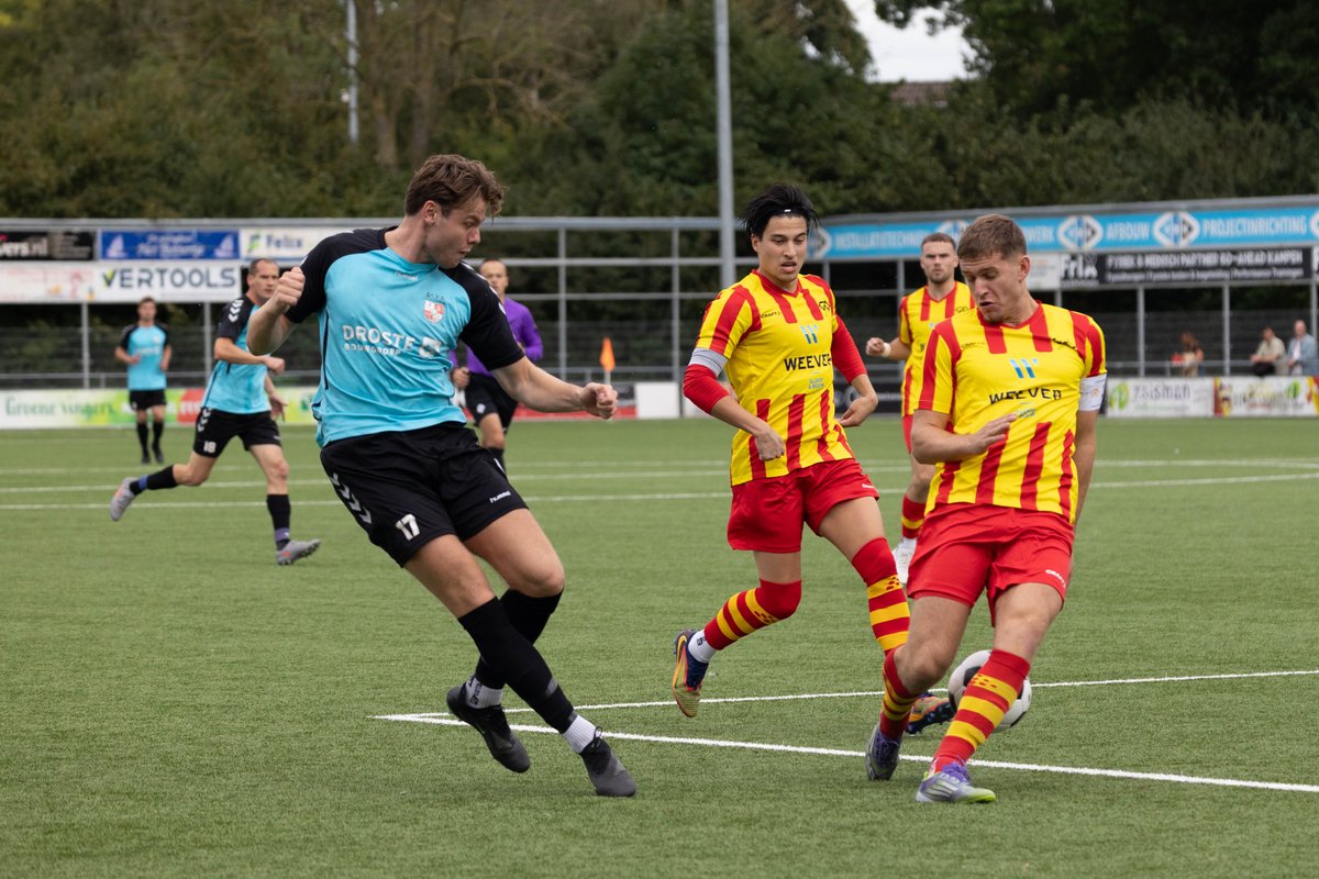 EindeVantWim's tweet photo. Was gisteren bij de topper in 1G tussen @Goaheadkampen en @dsvd1935. Eindstand 3 - 0. Terechte overwinning voor Go Ahead Kampen. Voor DSVD de eerste nederlaag na een lange reeks ongeslagen te zijn geweest. Al mijn foto's staan op mijn Facebook site "Wim van 't Einde Fotograaf". https://t.co/D6RyNISHEf