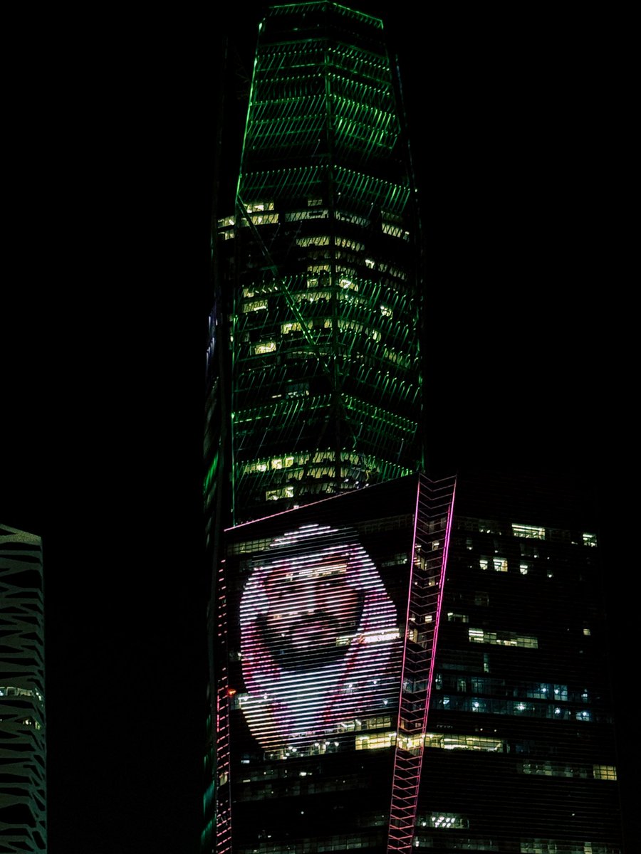 hsn_khawaji's tweet photo. أبراج المالية تتزيّن بصورة ولي العهد🤩✨

الله يحفظك🤍🇸🇦 https://t.co/tHiRojFeJ0