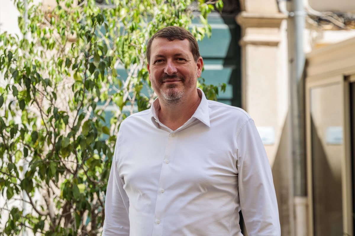 Partitu_FemuAC's tweet photo. Elezzione senaturiale : una vittoria pè l’autunumia è pè a Corsica ! 

Les élections sénatoriales de ce dimanche 27 septembre constituent une victoire majeure pour le mouvement national, pour l’autonomie et pour la Corse. 

En recueillant, sur l’ensemble de la Corse, plus de 60% des suffrages exprimés, les candidats nationalistes réalisent en effet une percée historique dans ce scrutin. 

Femu a Corsica si rallegra, di stintu è di core, di a vittoria tremenda, in Cismonte, di i nostri militanti è amichi, u Senatore Paulu Santu Parigi è a so suppleente Livia Volpei. 

Cette victoire très large, marquée par un score sans précédent de 83,40% des inscrits (442 voix), vient récompenser, au terme de six années de mandat, un travail de proximité et de terrain permanent, ainsi qu’un engagement sans relâche au service des intérêts de la Corse et des Corses. 

Par ailleurs, le résultat de Nicolas Battini (88 voix), conjugué à l’absence de candidature issue de la droite traditionnelle dans le Cismonte, et ramené à celui de Christophe Versini (2 suffrages) dans le Pumonte, confirme, dans la continuité du pacte passé en 2024 entre le RN et François-Xavier Ceccoli pour l’élection législative anticipée, une recomposition politique majeure dans une partie de la famille libérale qui n’hésite plus à s’allier à l’extrême droite française contre les nationalistes corses. 

Cette situation doit être analysée et appellera, de toute évidence, une clarification de fond à droite de l’échiquier politique insulaire. 

In u Pumonte, Femu a Corsica saluta, cù fede patriottica, fiertà è amicizia, a bellissima elezzione di u merre di Figari Jean Giuseppi è a so suppleente Cécile Claus. 

Totalisant plus de 150 suffrages, Jean Giuseppi, que Femu a Corsica a soutenu dès l’origine, a su rassembler notre famille politique et convaincre au-delà, dans le cadre d’une campagne courte et intense, avec la sincérité qui le caractérise et à la force de nos convictions et de notre projet politique. 

Son très bon score, tout comme la réélection très large de Paulu Santu Parigi dans le Cismonte, traduisent l’enracinement et la progression du mouvement national, l’adhésion croissante à nos idées, renforcent et élargissent la légitimité démocratique de l’aspiration du peuple corse à l’autonomie et à une solution politique pour notre pays. 

Trois semaines avant l'examen par le Sénat de la révision constitutionnelle portant statut d'autonomie de la Corse, ces résultats sont des signaux forts.  

Le sénateur Jean-Jacques Panunzi, que nous félicitons pour sa réélection, et l’ensemble des sénateurs français, doivent prendre acte du fait démocratique corse, répété et amplifié depuis une décennie, en faveur d’un statut d’autonomie. 

Torna una volta : cumplimenti à Paulu Santu è à Jean ! 

U cumbattu cuntinueghja ! Evviva !