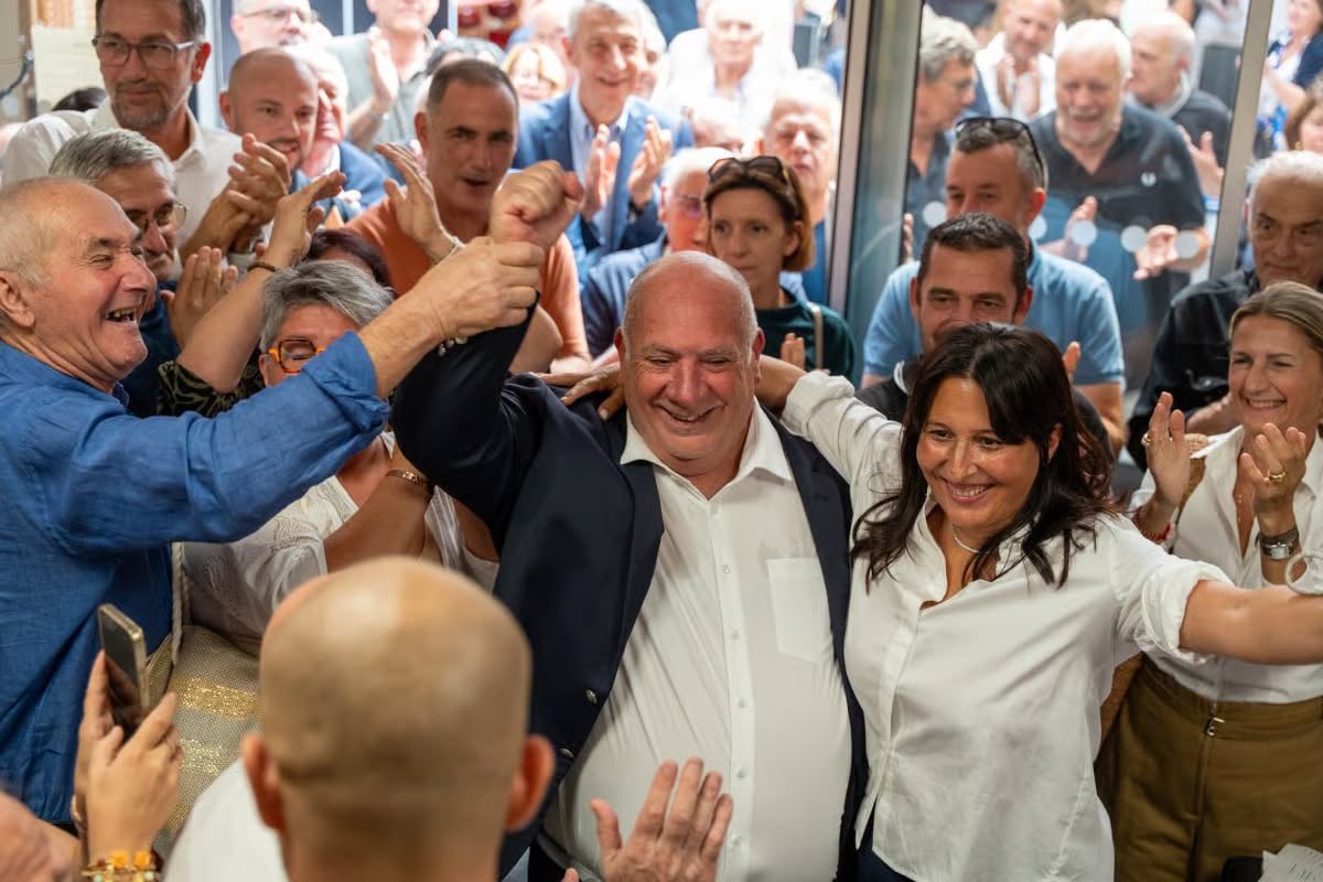Partitu_FemuAC's tweet photo. Elezzione senaturiale : una vittoria pè l’autunumia è pè a Corsica ! 

Les élections sénatoriales de ce dimanche 27 septembre constituent une victoire majeure pour le mouvement national, pour l’autonomie et pour la Corse. 

En recueillant, sur l’ensemble de la Corse, plus de 60% des suffrages exprimés, les candidats nationalistes réalisent en effet une percée historique dans ce scrutin. 

Femu a Corsica si rallegra, di stintu è di core, di a vittoria tremenda, in Cismonte, di i nostri militanti è amichi, u Senatore Paulu Santu Parigi è a so suppleente Livia Volpei. 

Cette victoire très large, marquée par un score sans précédent de 83,40% des inscrits (442 voix), vient récompenser, au terme de six années de mandat, un travail de proximité et de terrain permanent, ainsi qu’un engagement sans relâche au service des intérêts de la Corse et des Corses. 

Par ailleurs, le résultat de Nicolas Battini (88 voix), conjugué à l’absence de candidature issue de la droite traditionnelle dans le Cismonte, et ramené à celui de Christophe Versini (2 suffrages) dans le Pumonte, confirme, dans la continuité du pacte passé en 2024 entre le RN et François-Xavier Ceccoli pour l’élection législative anticipée, une recomposition politique majeure dans une partie de la famille libérale qui n’hésite plus à s’allier à l’extrême droite française contre les nationalistes corses. 

Cette situation doit être analysée et appellera, de toute évidence, une clarification de fond à droite de l’échiquier politique insulaire. 

In u Pumonte, Femu a Corsica saluta, cù fede patriottica, fiertà è amicizia, a bellissima elezzione di u merre di Figari Jean Giuseppi è a so suppleente Cécile Claus. 

Totalisant plus de 150 suffrages, Jean Giuseppi, que Femu a Corsica a soutenu dès l’origine, a su rassembler notre famille politique et convaincre au-delà, dans le cadre d’une campagne courte et intense, avec la sincérité qui le caractérise et à la force de nos convictions et de notre projet politique. 

Son très bon score, tout comme la réélection très large de Paulu Santu Parigi dans le Cismonte, traduisent l’enracinement et la progression du mouvement national, l’adhésion croissante à nos idées, renforcent et élargissent la légitimité démocratique de l’aspiration du peuple corse à l’autonomie et à une solution politique pour notre pays. 

Trois semaines avant l'examen par le Sénat de la révision constitutionnelle portant statut d'autonomie de la Corse, ces résultats sont des signaux forts.  

Le sénateur Jean-Jacques Panunzi, que nous félicitons pour sa réélection, et l’ensemble des sénateurs français, doivent prendre acte du fait démocratique corse, répété et amplifié depuis une décennie, en faveur d’un statut d’autonomie. 

Torna una volta : cumplimenti à Paulu Santu è à Jean ! 

U cumbattu cuntinueghja ! Evviva !