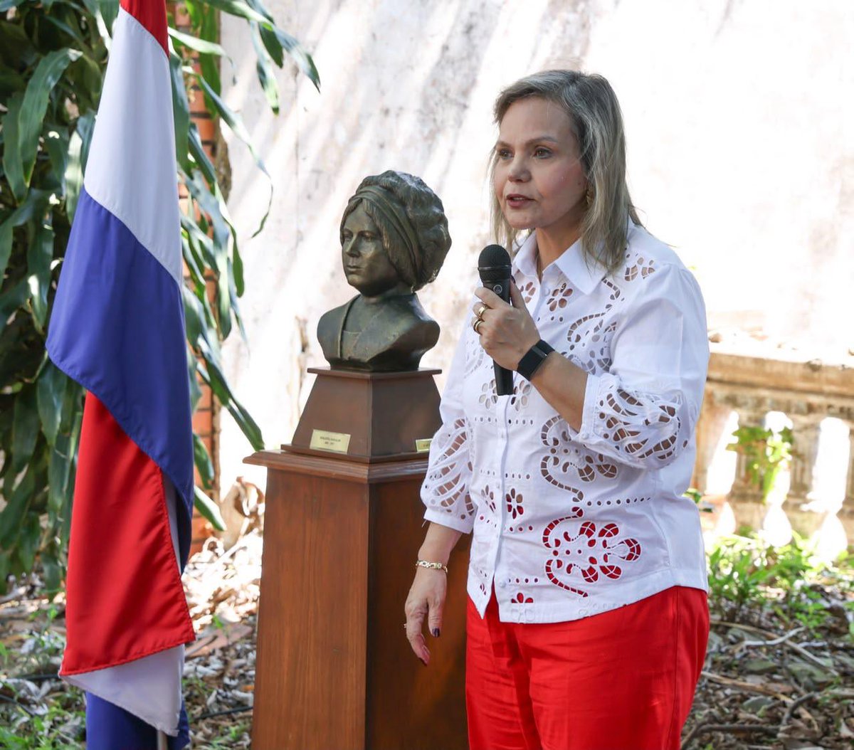 liliansamaniego's tweet photo. Recordamos hoy a Serafina Dávalos, primera abogada y doctora en derecho del Paraguay. ⚖️🇵🇾
Impulsora de la educación del derecho y la participación de la mujer en la política.
Un legado histórico de visión y valentía que trasciende generaciones e inspira nuestro futuro. https://t.co/ff7QnCcJnK