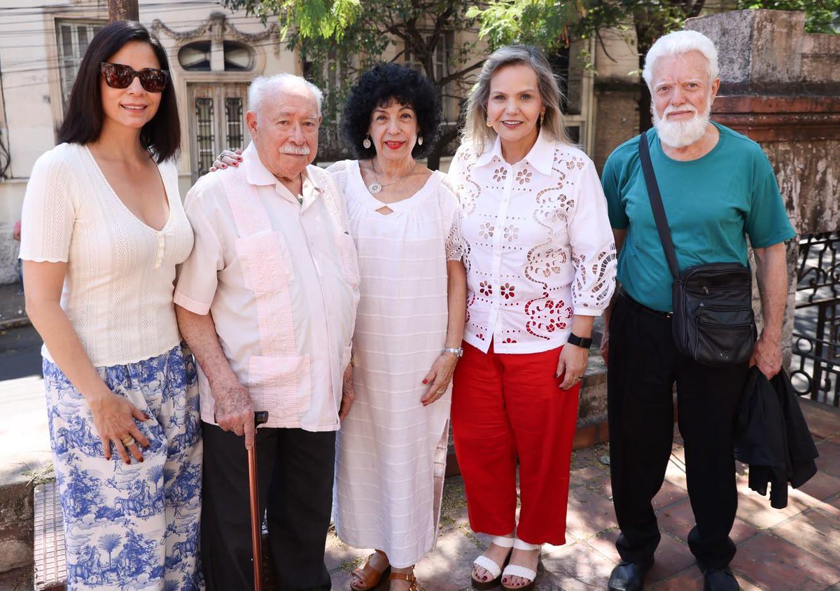liliansamaniego's tweet photo. Recordamos hoy a Serafina Dávalos, primera abogada y doctora en derecho del Paraguay. ⚖️🇵🇾
Impulsora de la educación del derecho y la participación de la mujer en la política.
Un legado histórico de visión y valentía que trasciende generaciones e inspira nuestro futuro. https://t.co/ff7QnCcJnK