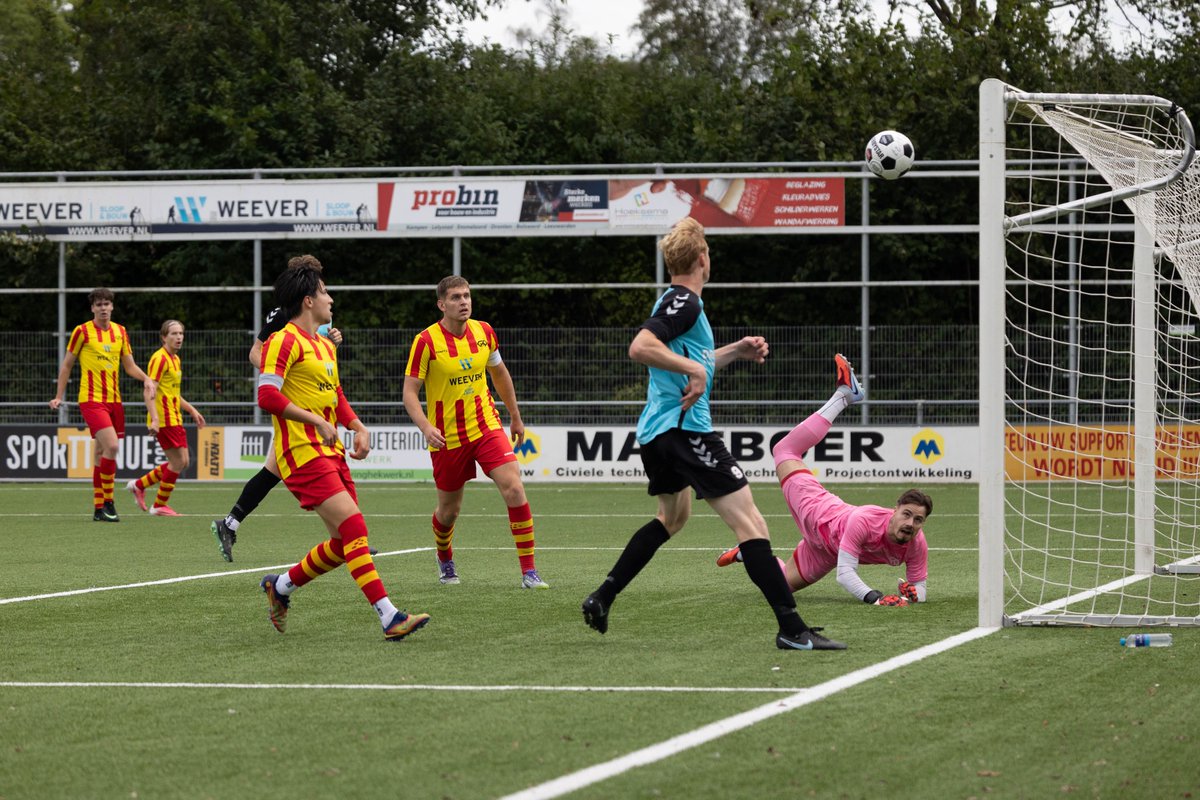EindeVantWim's tweet photo. Was gisteren bij de topper in 1G tussen @Goaheadkampen en @dsvd1935. Eindstand 3 - 0. Terechte overwinning voor Go Ahead Kampen. Voor DSVD de eerste nederlaag na een lange reeks ongeslagen te zijn geweest. Al mijn foto's staan op mijn Facebook site "Wim van 't Einde Fotograaf". https://t.co/D6RyNISHEf