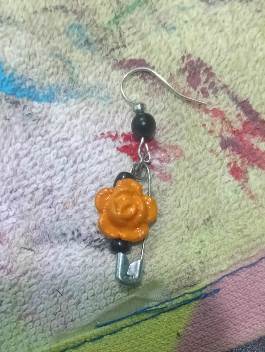 L1rio_02's tweet photo. Brincos e chaveiros que fiz com as bugigangas que tinha guardadas: https://t.co/mdQGUmWTRW