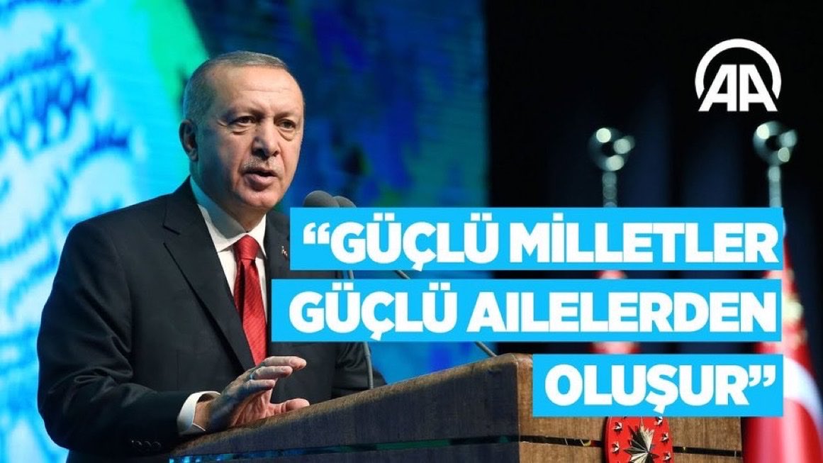 Ahsenpetek1's tweet photo. Sayın Cumhurbaşkanım, kontenjan yetersizliği nedeniyle mazeret illerine yerleşemeyen öğretmenlerimizin ailelerinden ayrı kalmaya devam etmemesi için çözüm bekliyoruz. İL EMRİ ile aile birliğinin sağlanmasını arz ediyoruz. @RTErdogan #AileninSesiCumhurunReisi https://t.co/XqL39V1HtS