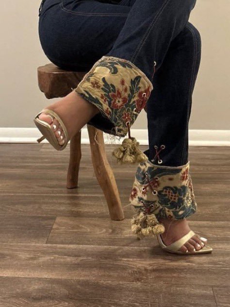 sophiaevaa_'s tweet photo. floral denim on golden heels https://t.co/PGSiqg7POM