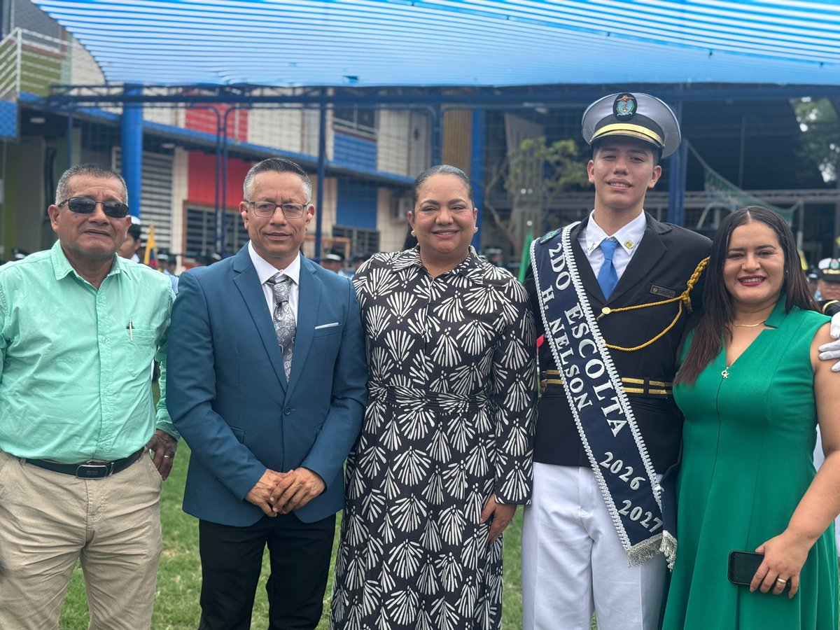 GoberManabi's tweet photo. Con el objetivo de conmemorar y rendir homenaje a nuestro símbolo patrio, la gobernadora de Manabí, participó en la Ceremonia de Juramento de Bandera en la Unidad Educativa Particular Almirante H. Nelson. Un acto cívico que fortalece el respeto por nuestros símbolos nacionales. https://t.co/yFQNs64dZC
