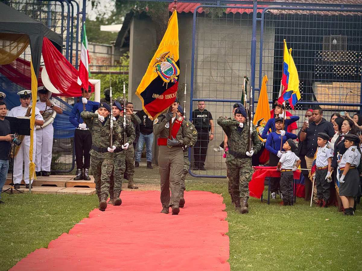 GoberManabi's tweet photo. Con el objetivo de conmemorar y rendir homenaje a nuestro símbolo patrio, la gobernadora de Manabí, participó en la Ceremonia de Juramento de Bandera en la Unidad Educativa Particular Almirante H. Nelson. Un acto cívico que fortalece el respeto por nuestros símbolos nacionales. https://t.co/yFQNs64dZC