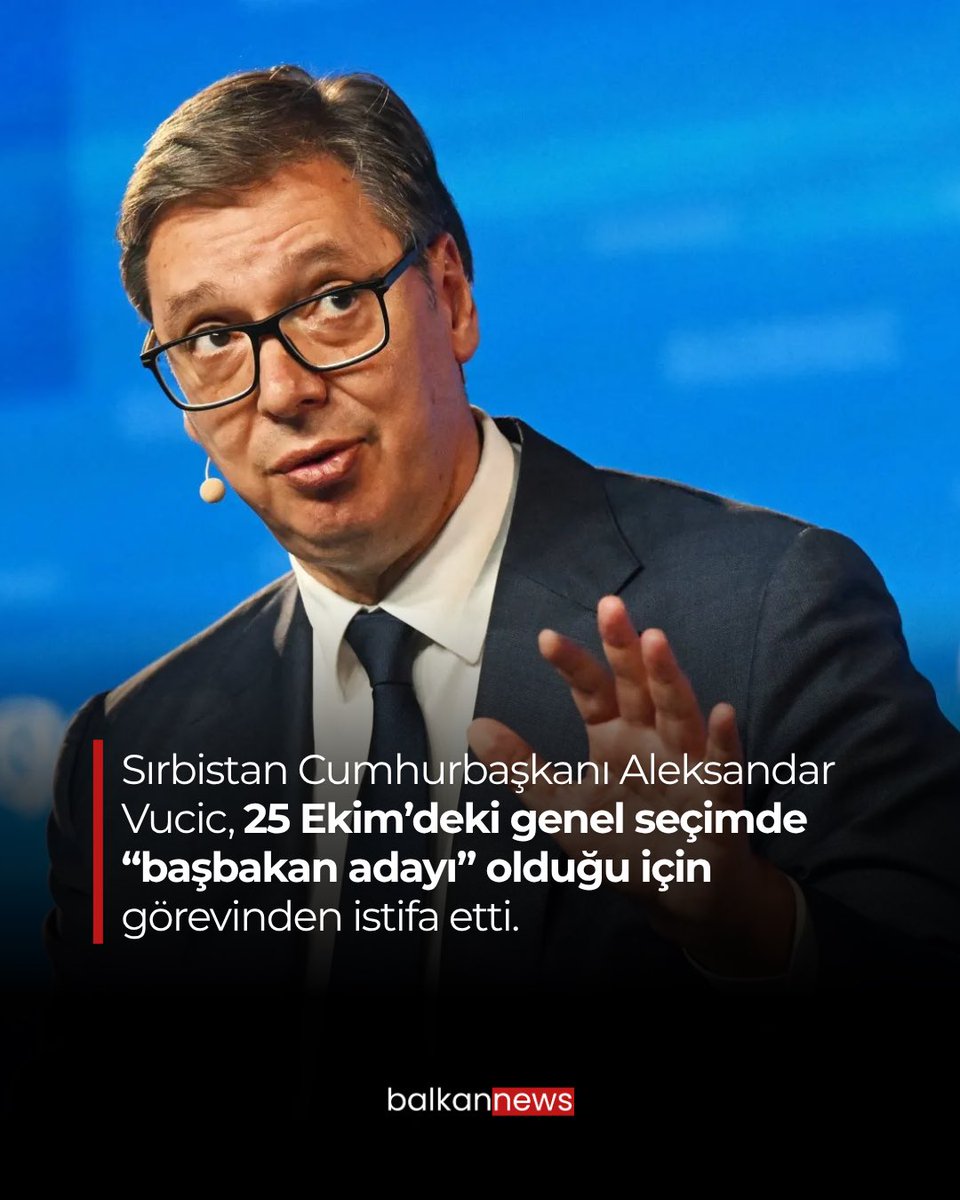 balkannewscomtr's tweet photo. 🇷🇸 Sırbistan Cumhurbaşkanı Aleksandar Vucic, 2017 yılından bu yana yürüttüğü cumhurbaşkanlığı görevinden resmen istifa ettiğini açıkladı.

📌 Vucic'in bu kararı, 25 Ekim'de yapılması planlanan erken genel seçimler öncesinde parti kampanyasına liderlik etmek amacıyla aldığı bildirildi. Görevinden ayrılmasına ilişkin değerlendirmede bulunan Vucic, cumhurbaşkanlığı yapmanın kendisi için en büyük onur olduğunu belirterek, ülkesine sadakatle hizmet ettiğini ifade etti.

🗳️ Vucic'in istifası sürpriz bir karar olmaktan ziyade, taktiksel bir hamle!
Cumhurbaşkanlığı makamının getirdiği anayasal sınırlamalar nedeniyle partisinin miting ve kampanya süreçlerinde tam yetkiyle yer alamayan Vucic, kurucusu olduğu iktidardaki Sırp İlerleme Partisi'nin (SNS) seçim yarışını sahada bizzat yönetecek.
Sırp lider, seçimlerin ardından yeniden başbakanlık koltuğuna oturmayı hedefliyor.

📌Anayasa gereği, yeni cumhurbaşkanı seçilene kadar cumhurbaşkanlığı yetkilerini Meclis Başkanı Ana Brnabic vekâleten yürütecek.